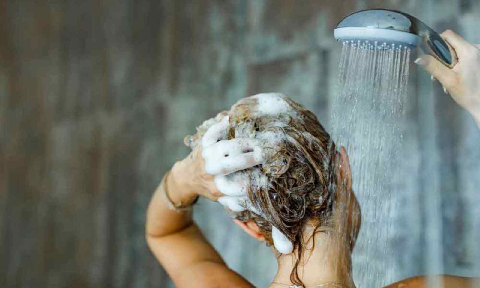 ترتیب صحیح استفاده از شامپو و نرم کننده هنگام حمام کردن چیست؟